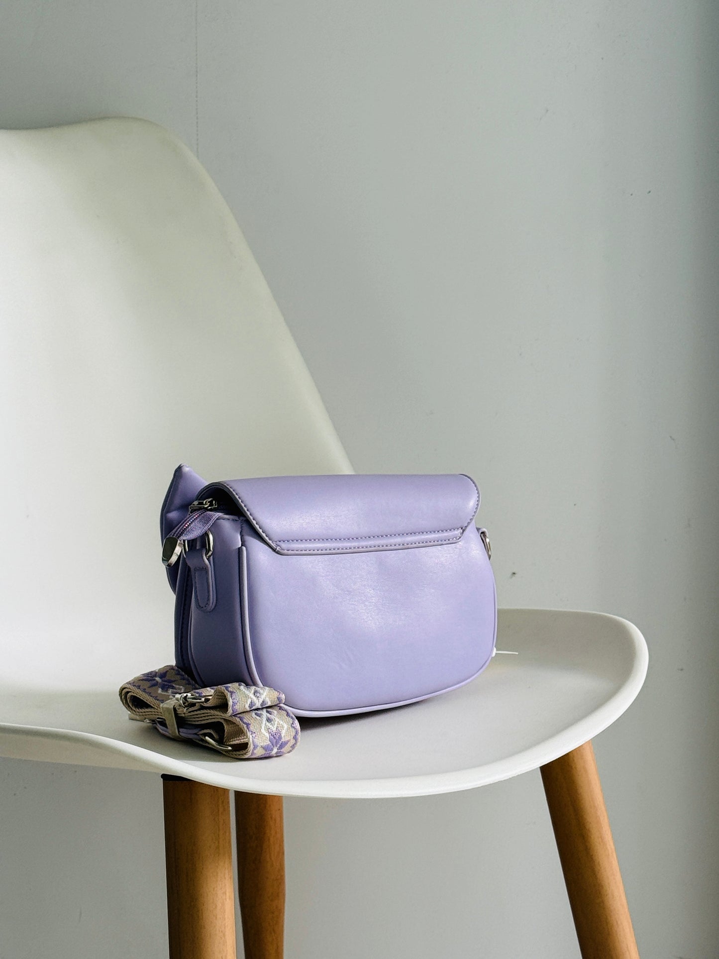 IMPORTED PREMIUM SLING BAG 3L7