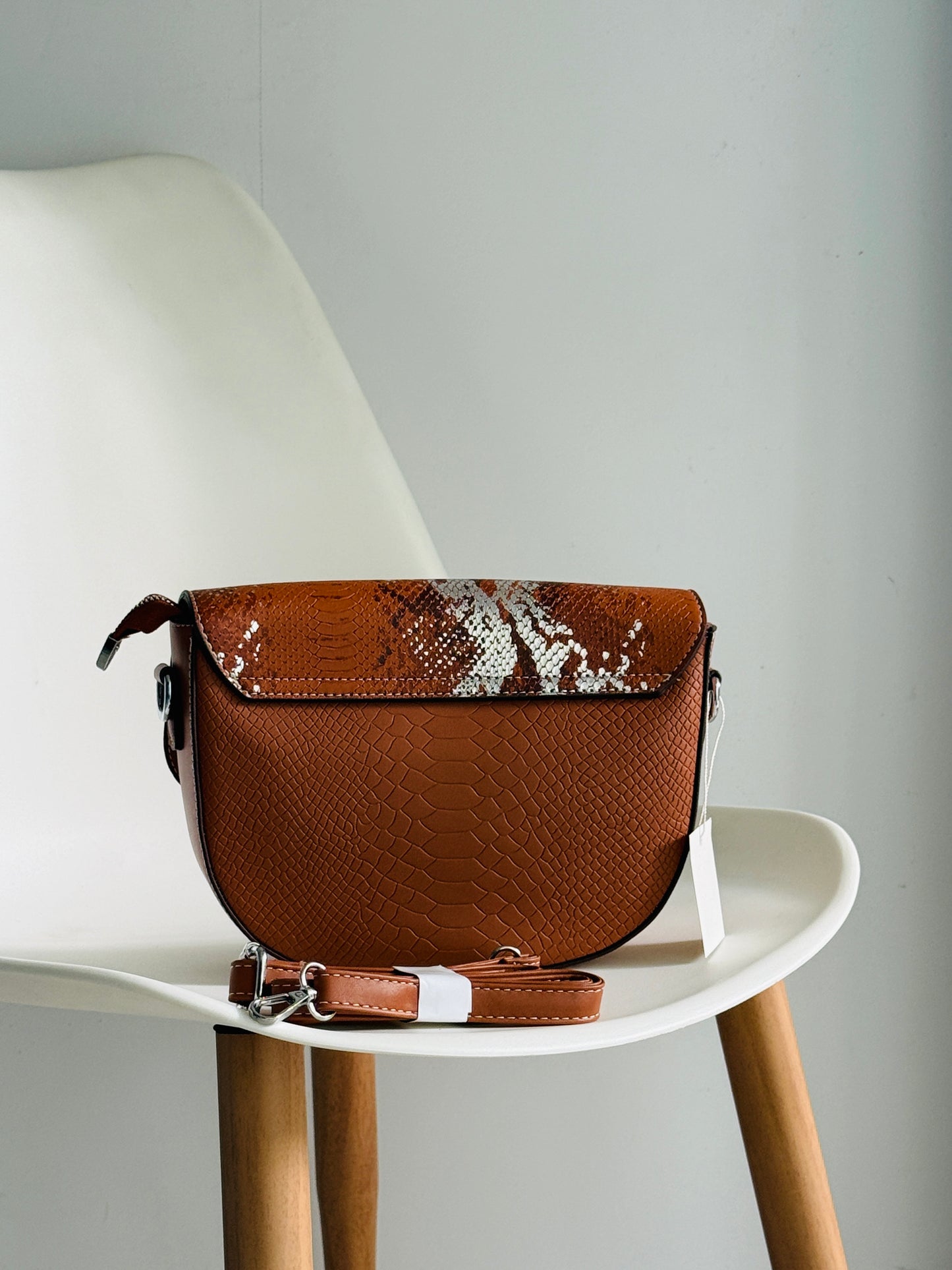 IMPORTED PREMIUM SLING BAG 4L1