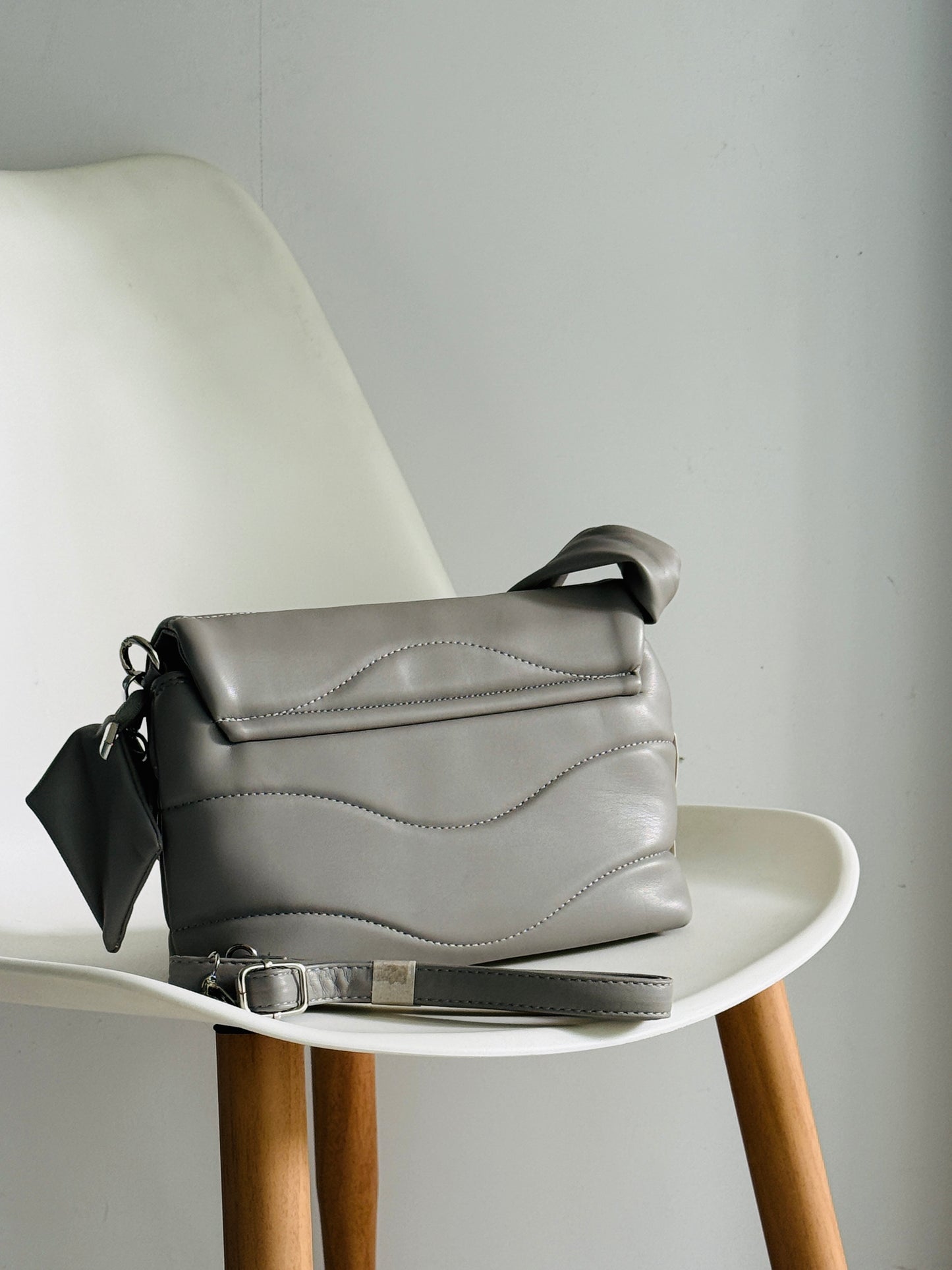 IMPORTED PREMIUM SLING BAG 4L0