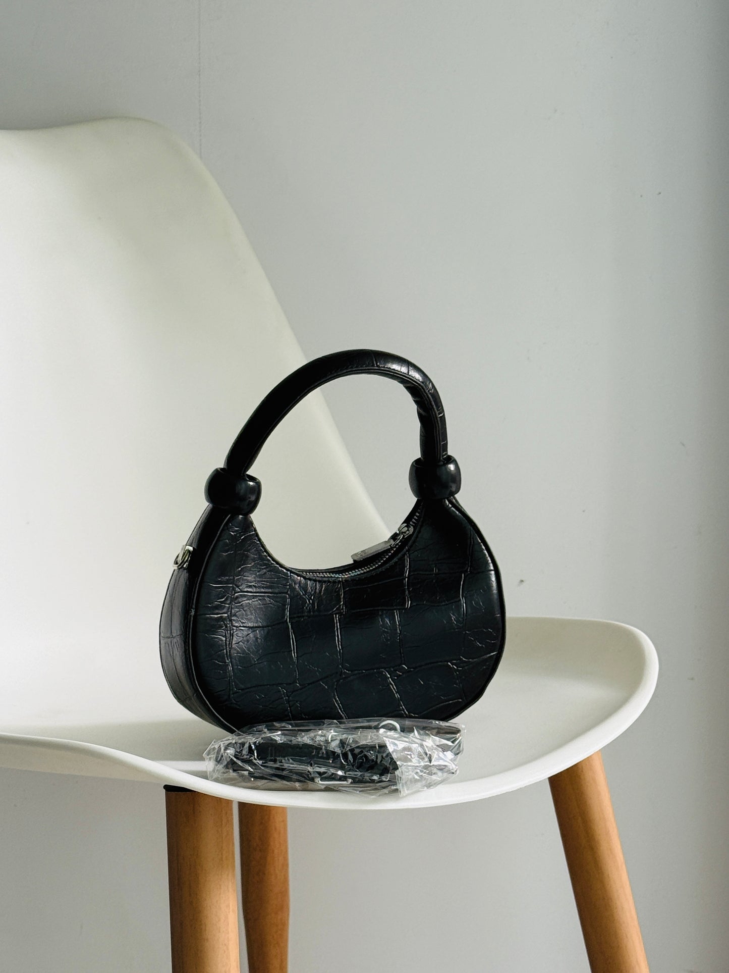 IMPORTED PREMIUM SLING BAG 4L3