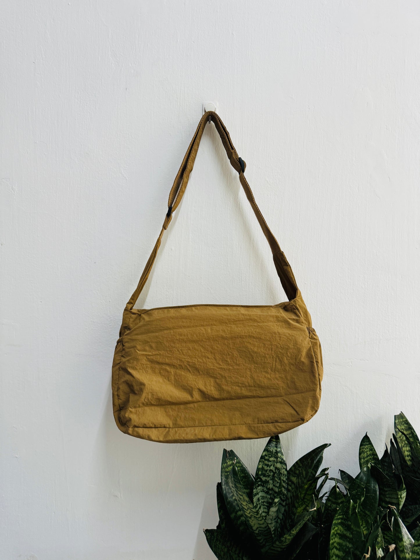 IMPORTED MESSENGER BAG (150)